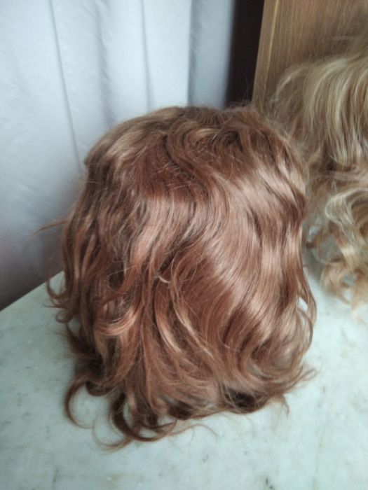 Парики искусственные.