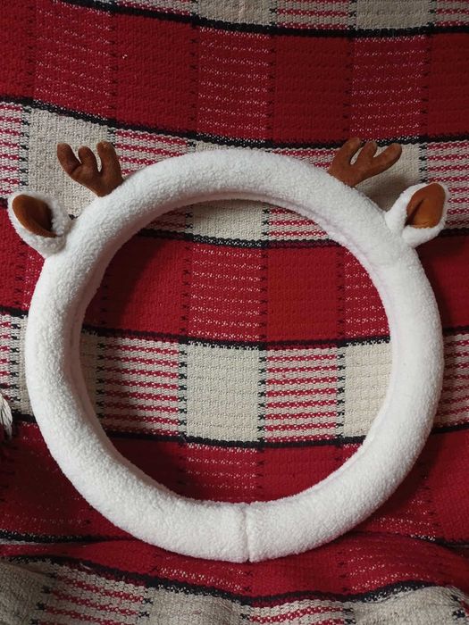 Pokrowiec na kierownicę samochodu. świąteczny renifer. Polar