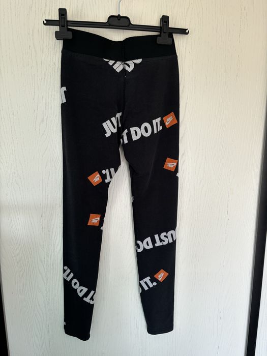 Czarne leginsy sportowe logowane nike