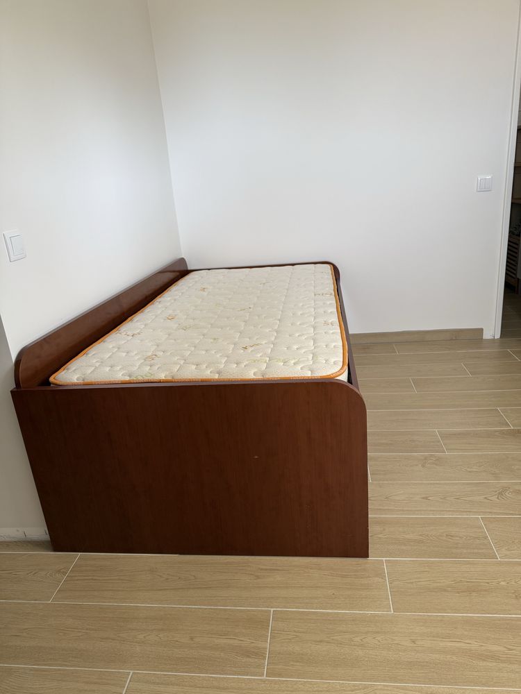 Cama de madeira com colchao  2 em 1