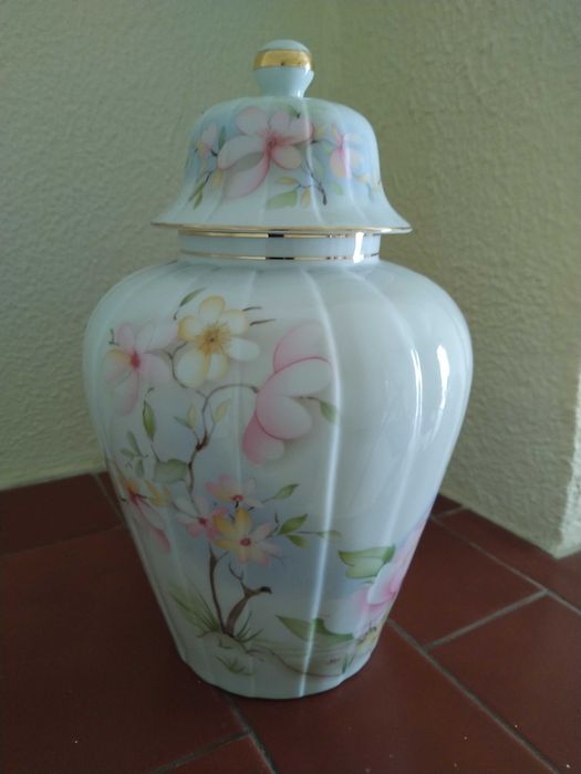 Anfora em louça pintada