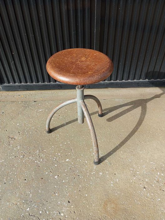 Banco em metal antigo