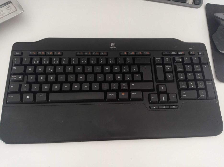 Logitech Alto (Suporte para portátil + Teclado)