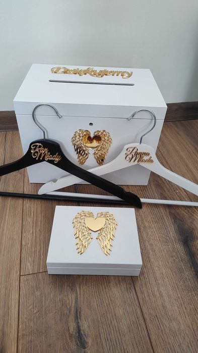 biały zestaw ze złotymi dodatkami plexi pudełko obrączki koperty