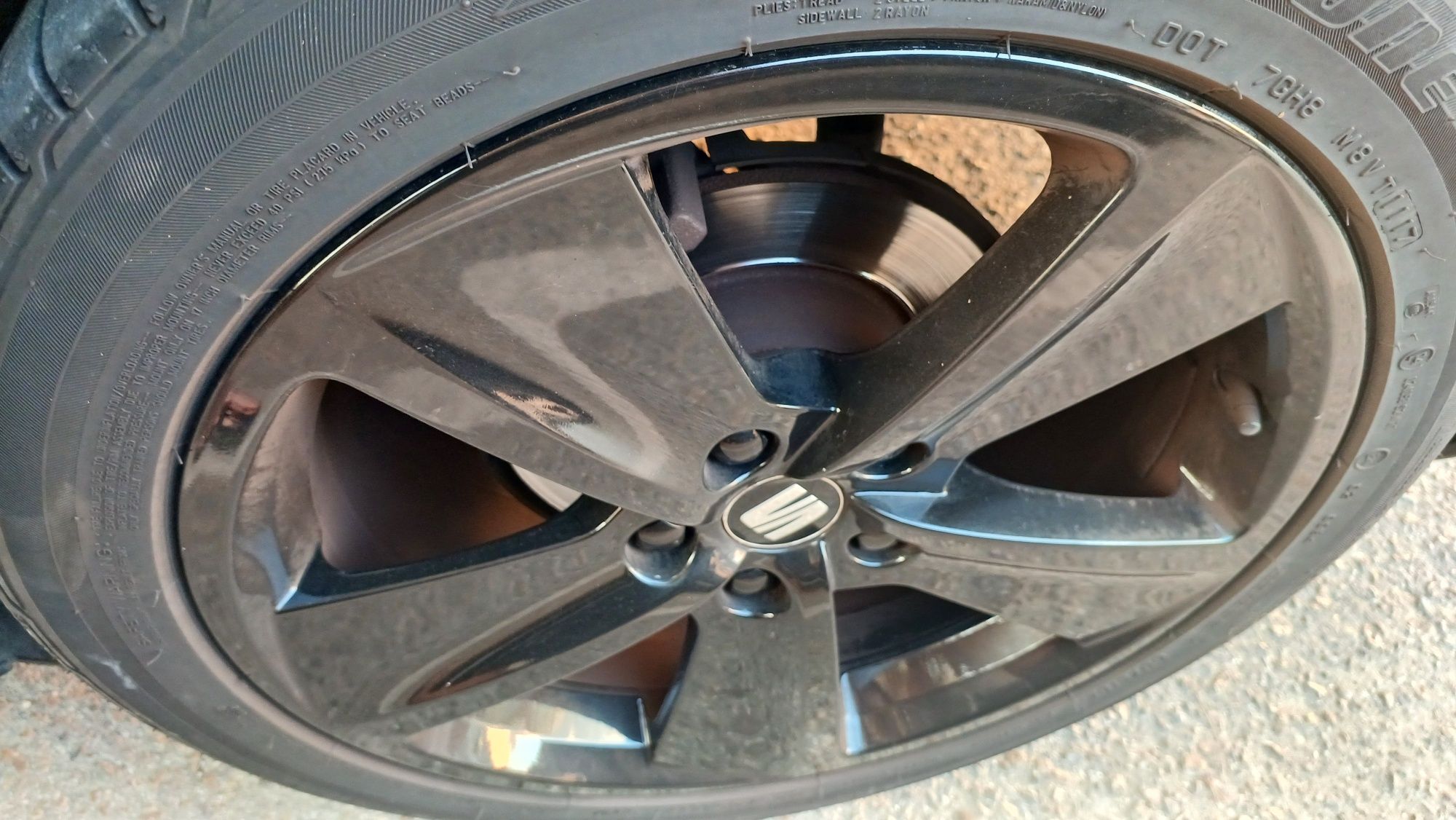 Vendo jantes 17 com pneus Seat Leon FR