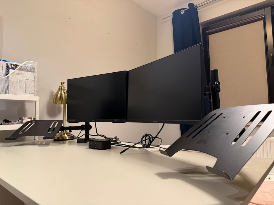 Zestaw biurko + 2 monitory i uchwyty