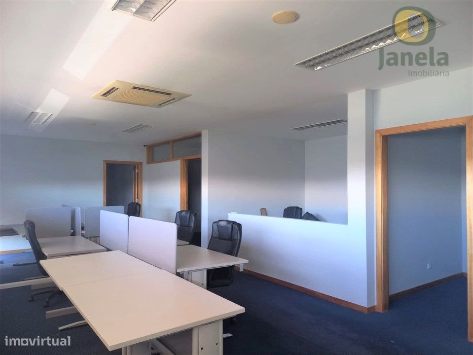 Escritório e arquivo em Edifício localizado em Gambelas - Montenegro