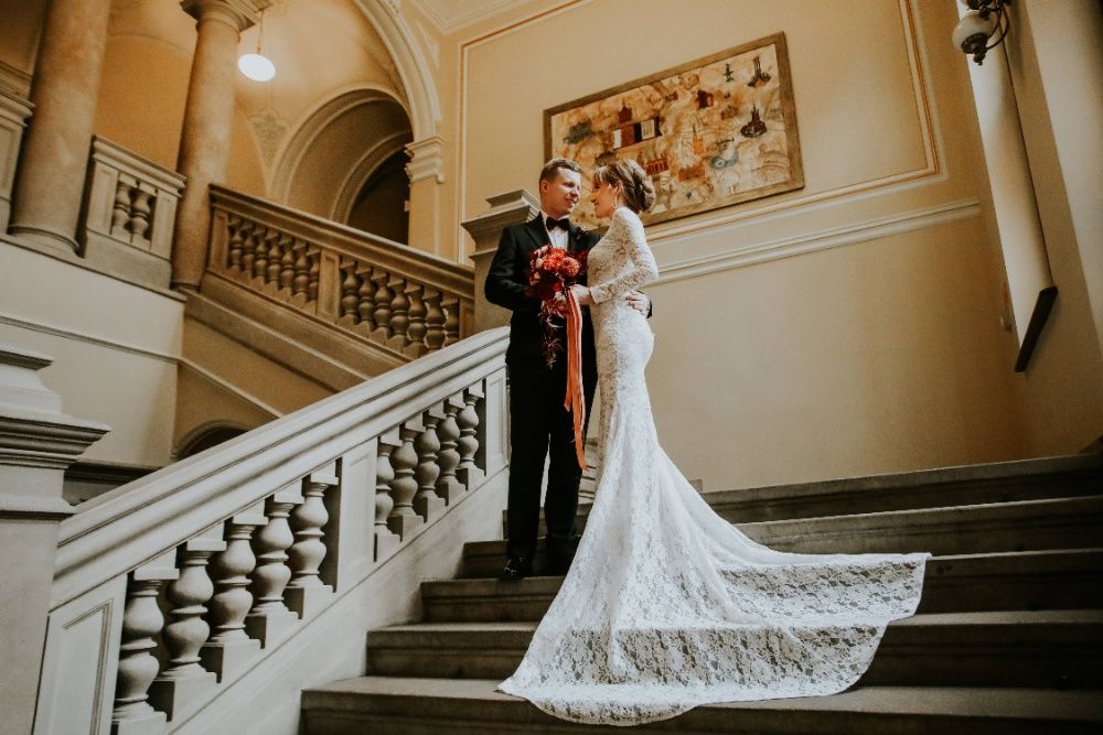 Koronkowa suknia ślubna rybka / syrenka, długi tren, długi rękaw 34-36