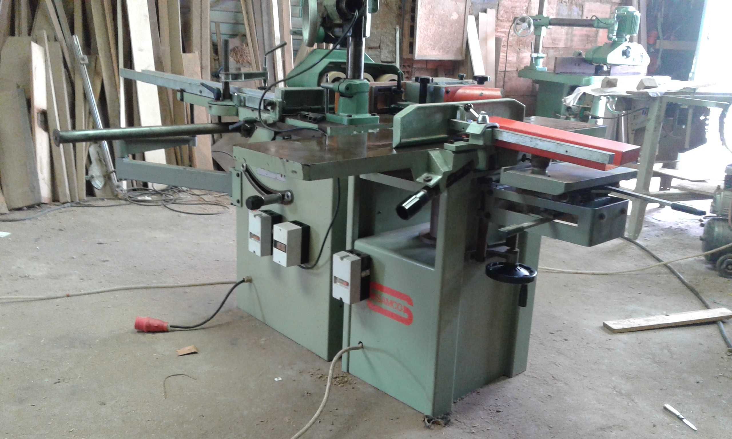 Maquina universal com alimentador
