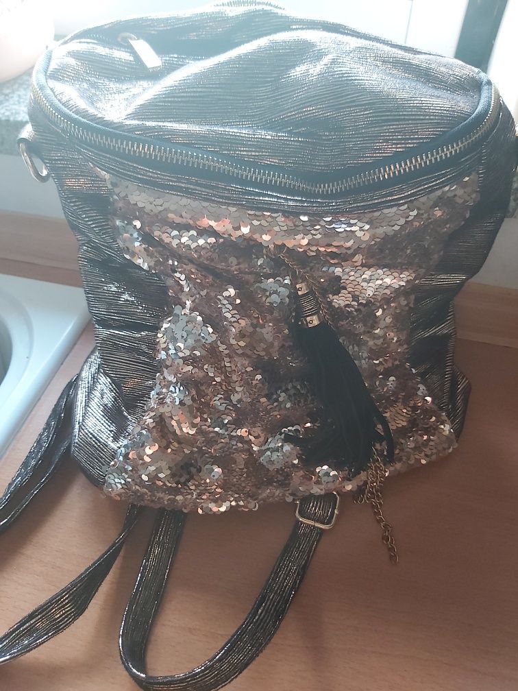 Mochila  com lantejoulas