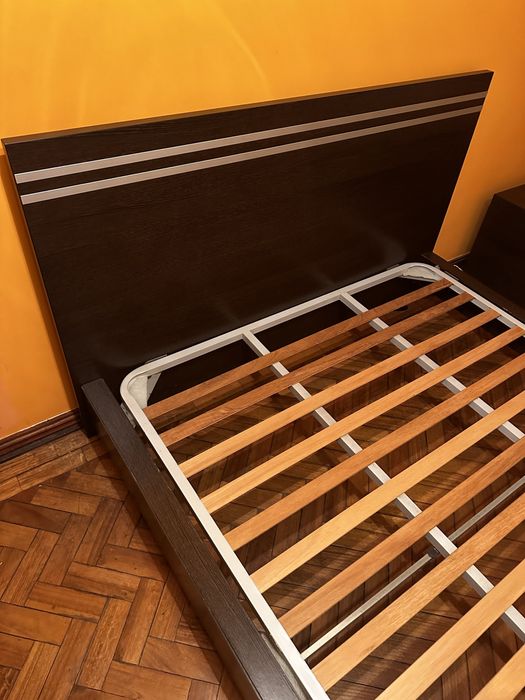 Cama e estrado castanho