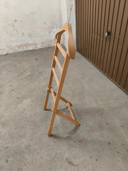 Drewniany stojak wieszak na ubrania