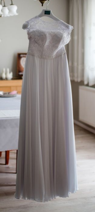 Piękna suknia ślubna w kolorze białym