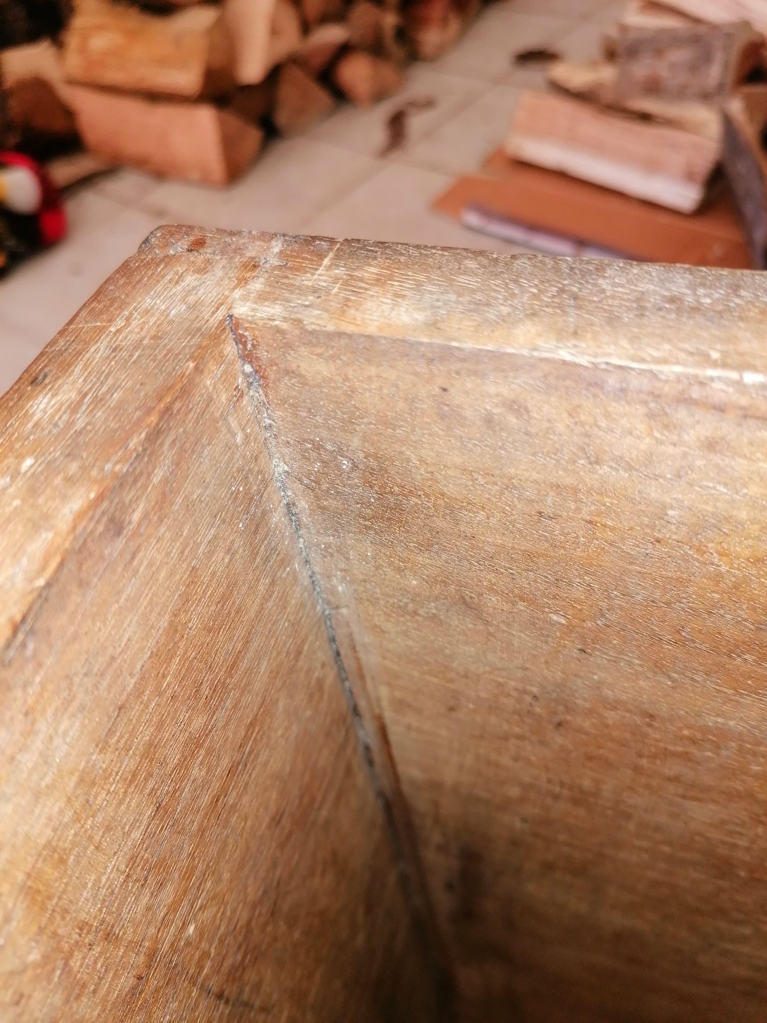 Arca de enxoval antiga, D. Maria, em madeira de castanho