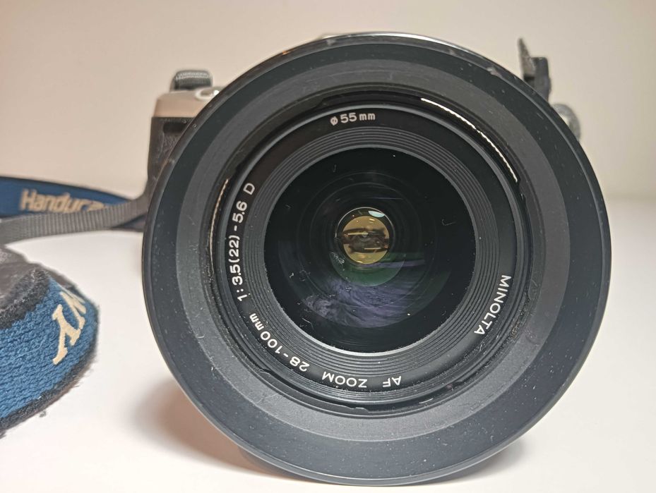 Minolta Dynax 4 z obiektywem AF Zoom 28–100 mm + pokrowiec i statyw