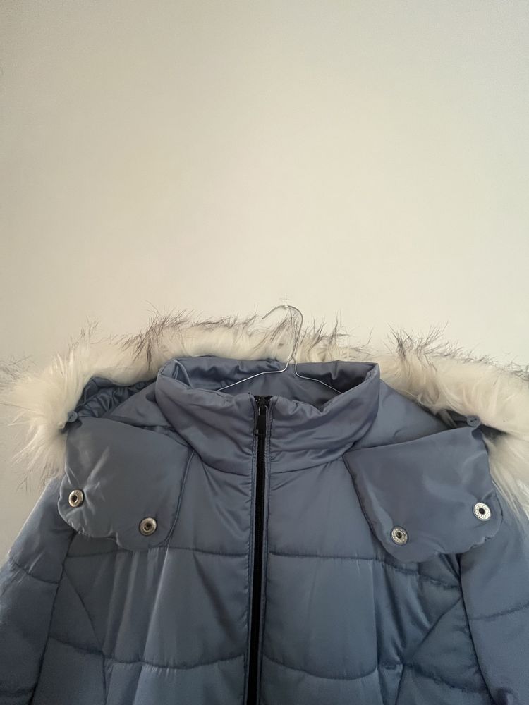 Orsay błękitna pikowana kurtka damska z kapturem i futerkiem rozmiar M