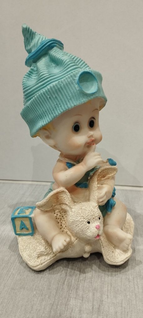 Figurka dziecka chłopca w niebieskiej czapeczce z czasów PRL-u
