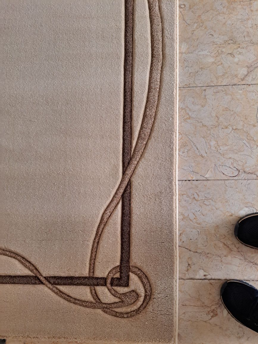 Carpete beje e castanho