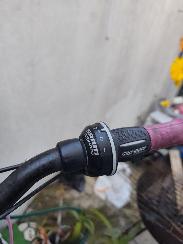 Duas bikes: adulto e infantil, aro 18 e aro 16.