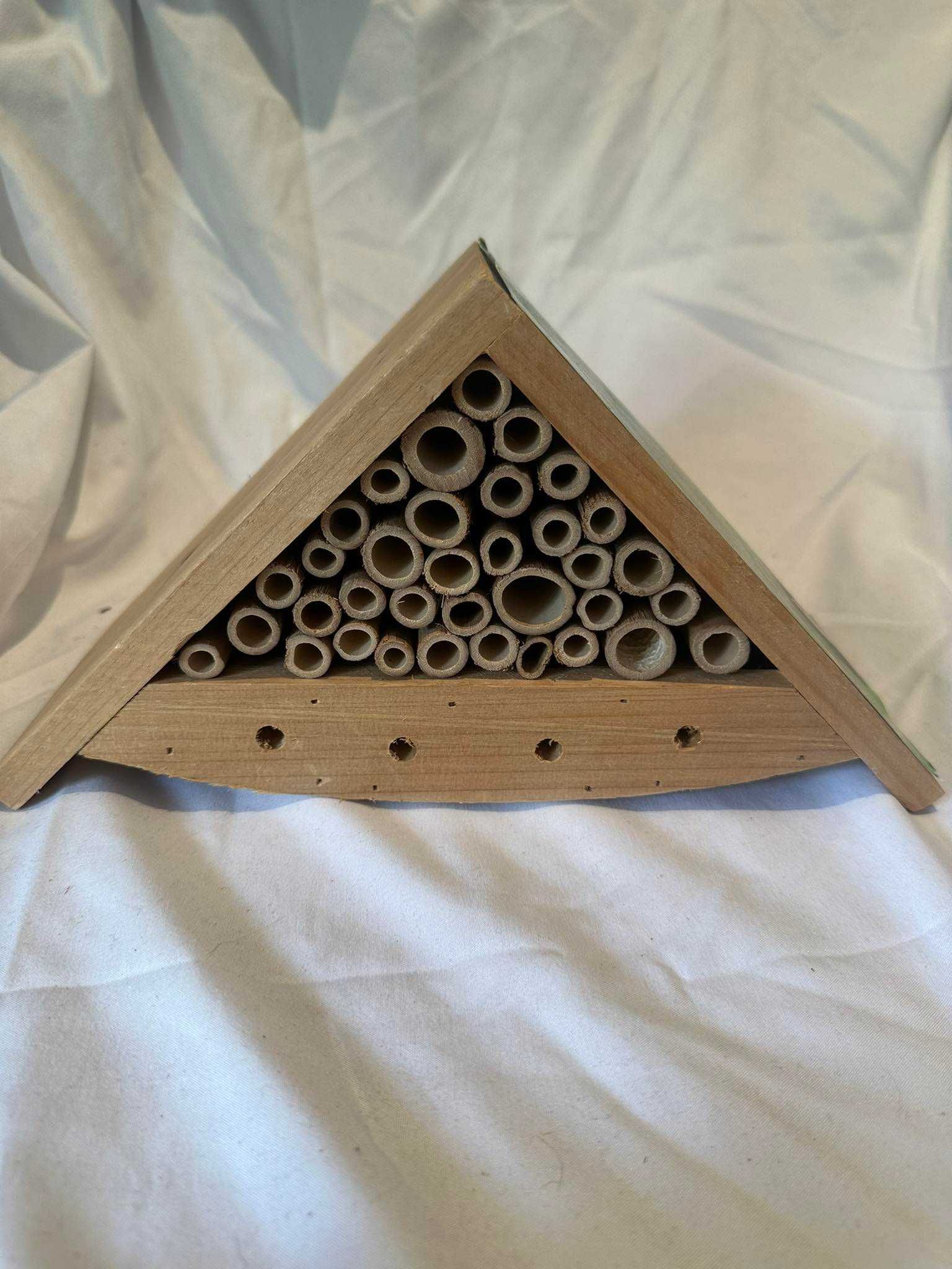 Dom domek dla owadów pszczół gniazdo karmnik budka lęgowa