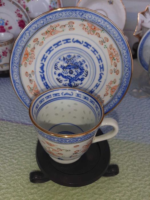 Varias chávenas (10) com pires e suportes