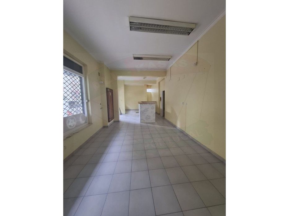 Espaço Comercial Loja com saída de fumos - Queluz Monte Abraão Sintra