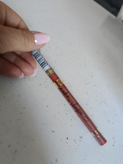 Nowa konturówka do ust Eveline milk candy