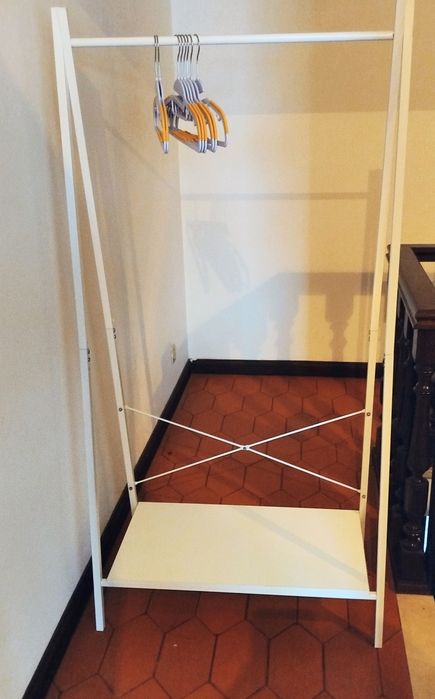 Cabide para roupas com base