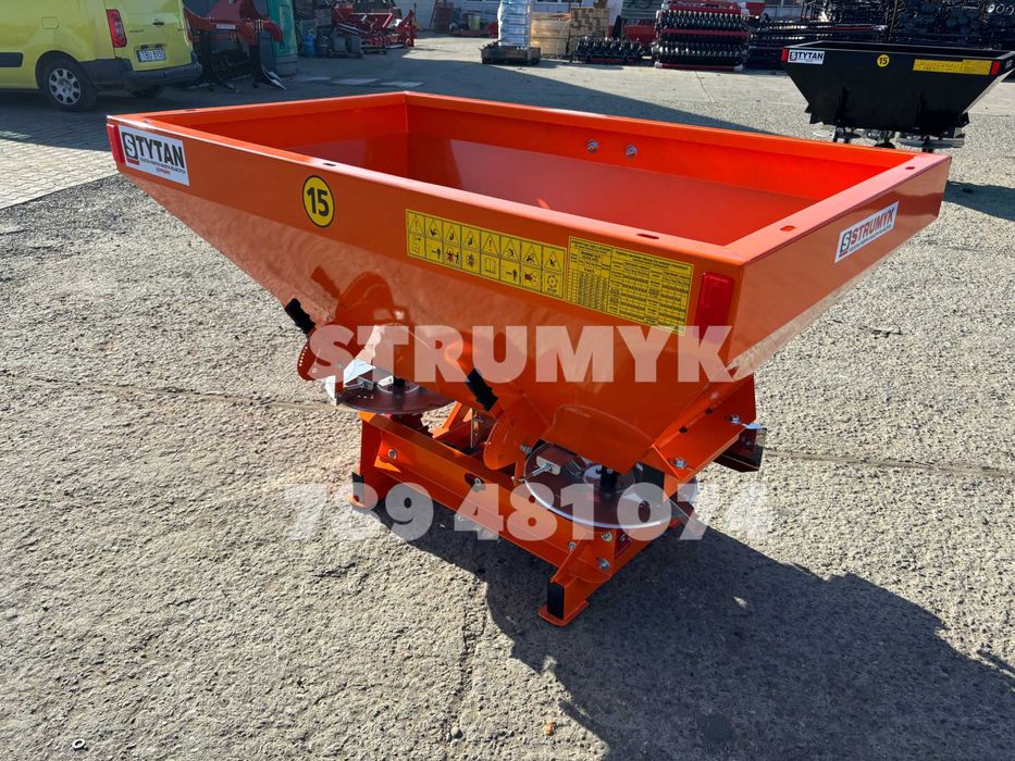 Rozsiewacz nawozów dwutalerzowy 400 - 1600 plandeka/hydraulika/STRUMYK