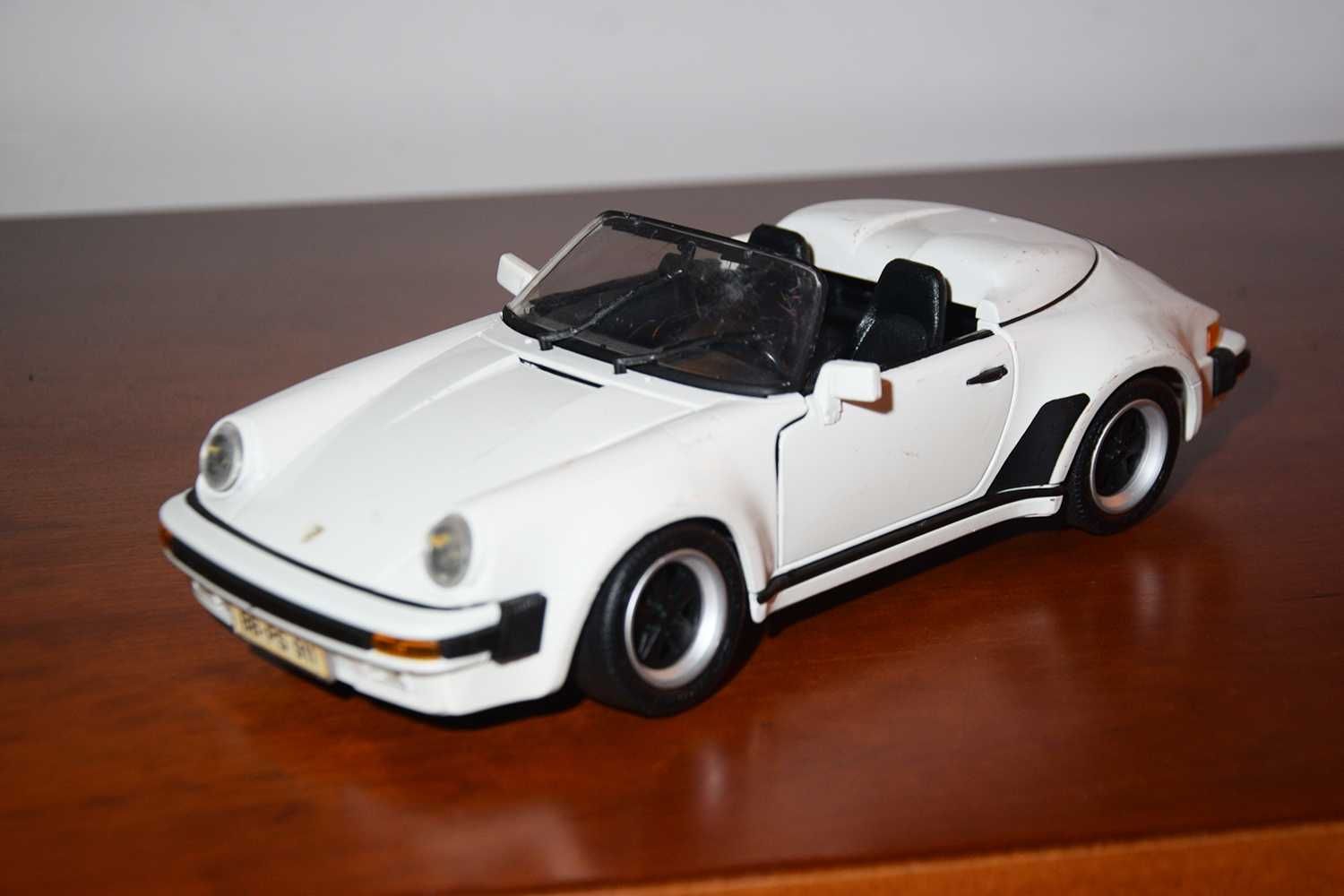 Porsche 911 Carrera  1989  1/18