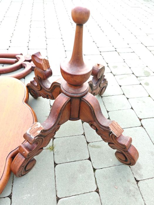 Столик в стилі рококо