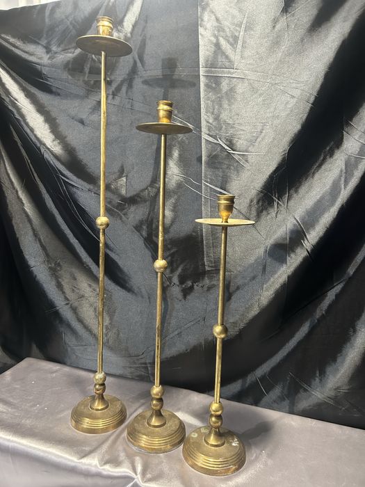 Zestaw trzech mosiężnych świeczników elegancka dekoracja