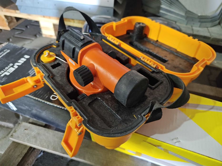 Niwelator firmy NIVEL ze statywem