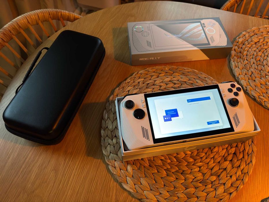 Konsola ASUS ROG Ally AMD Ryzen Z1 Extreme + futerał