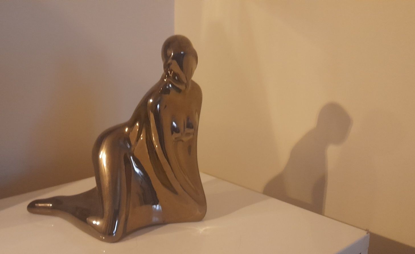 Escultura em ceramica dourada