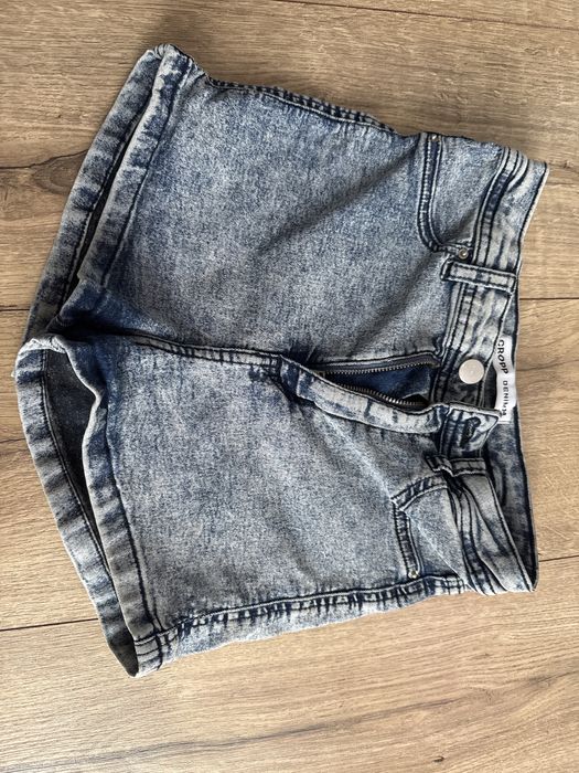 Krotkie spodenki jeansowe