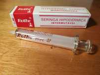 Seringas em vidro antigas na caixa original