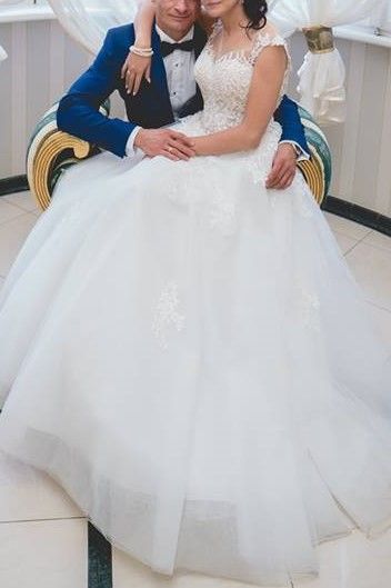 Suknia Ślubna plus welon wykończony koronką oraz pokrowiec.
