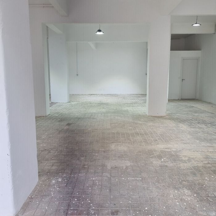 Armazém Feijó- 240m2 com 4 portões e 2 portas de vidro