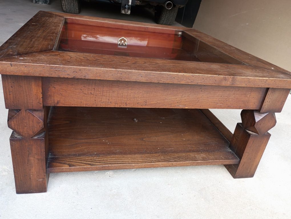 Mesa de centro de sala com gaveta espositor com tampo de vidro
