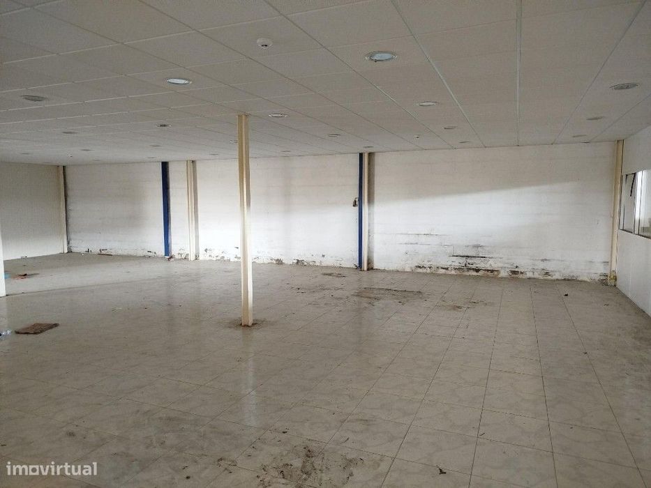 Armazém para arrendar no Porto Alto