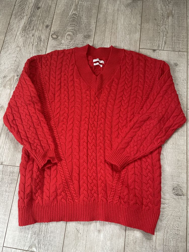 Czerwony sweter reserved