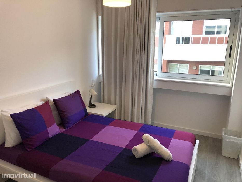 348613 - Quarto com cama de casal em...