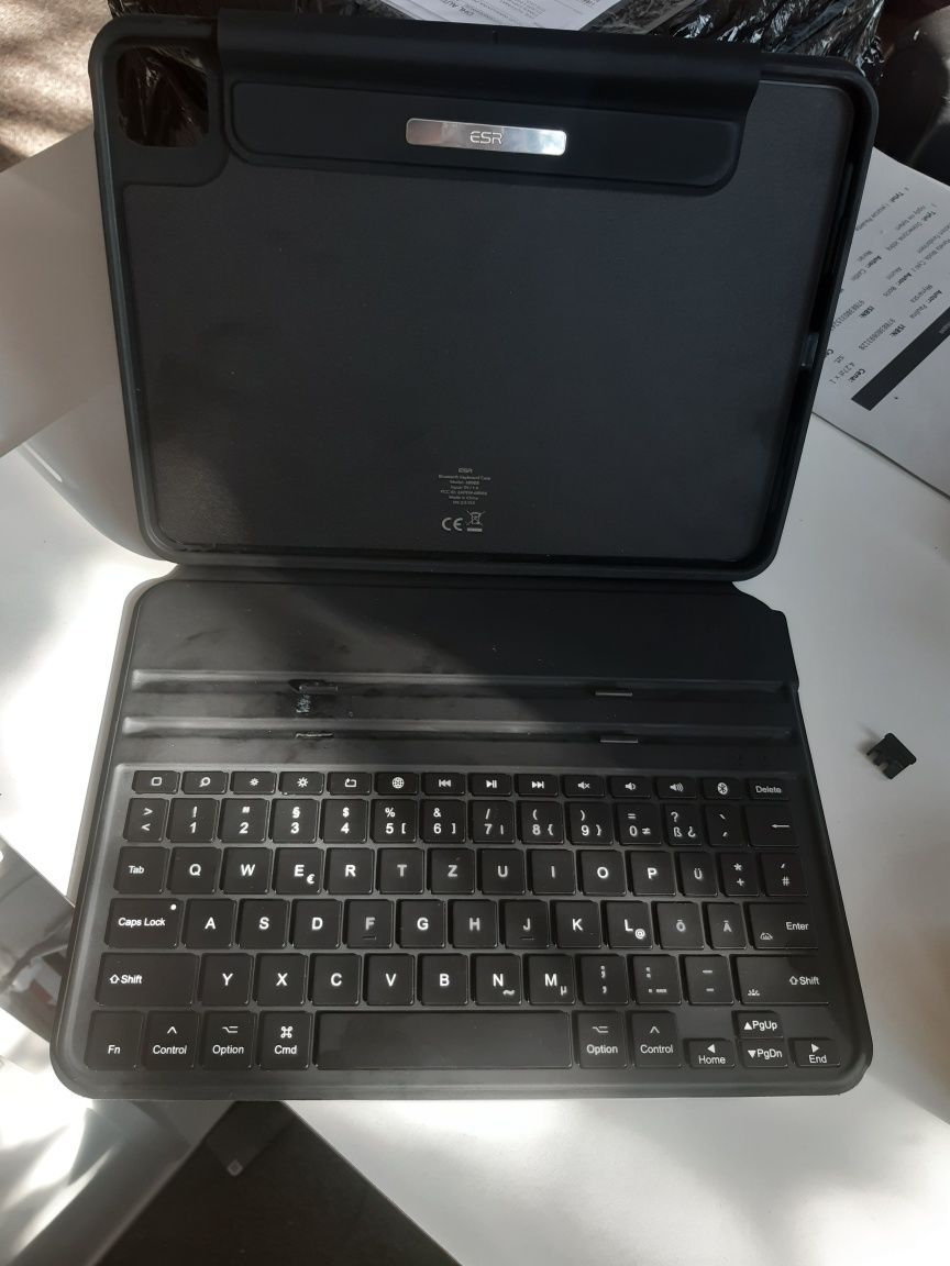 ESR Magnetyczne Etui Slim z klawiatura do iPad Pro 11, Air 5/4 czarny