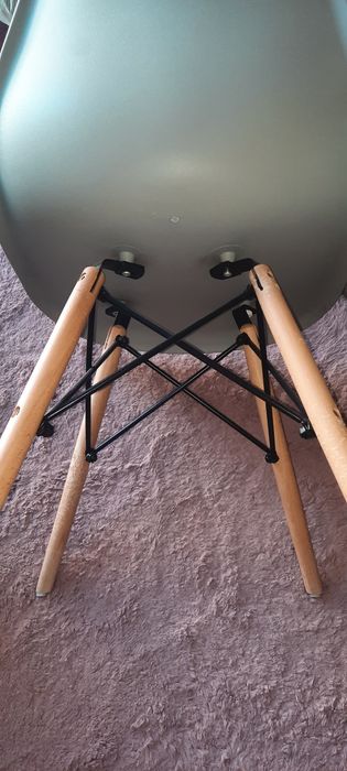 Cadeira cinza com pés em madeira