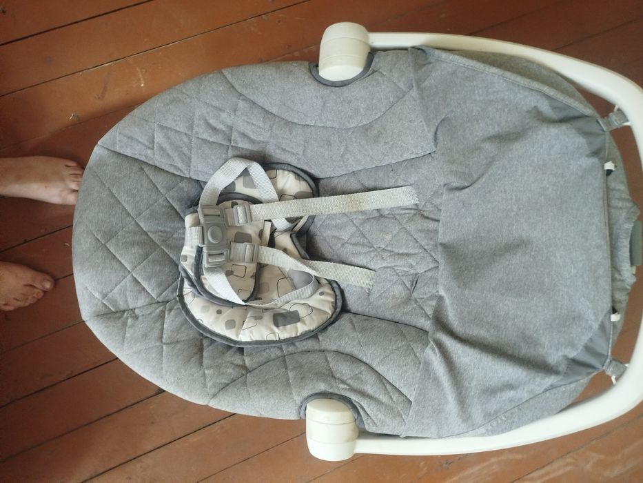 дитячий заколисувальний центр Graco Move with Me.