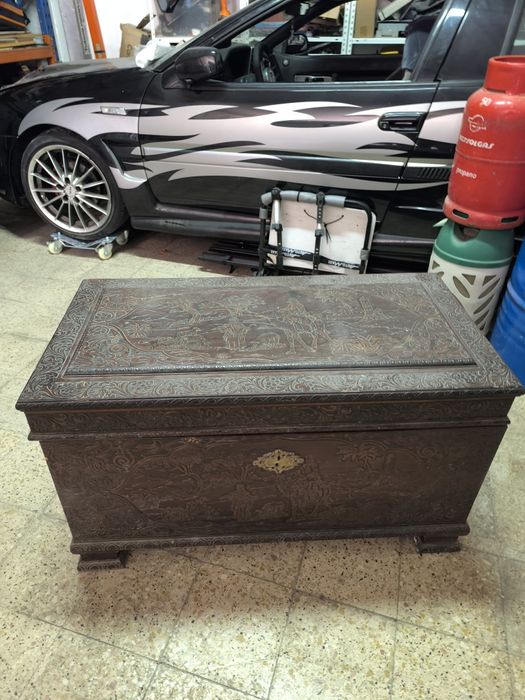 Arca em madeira trabalhada