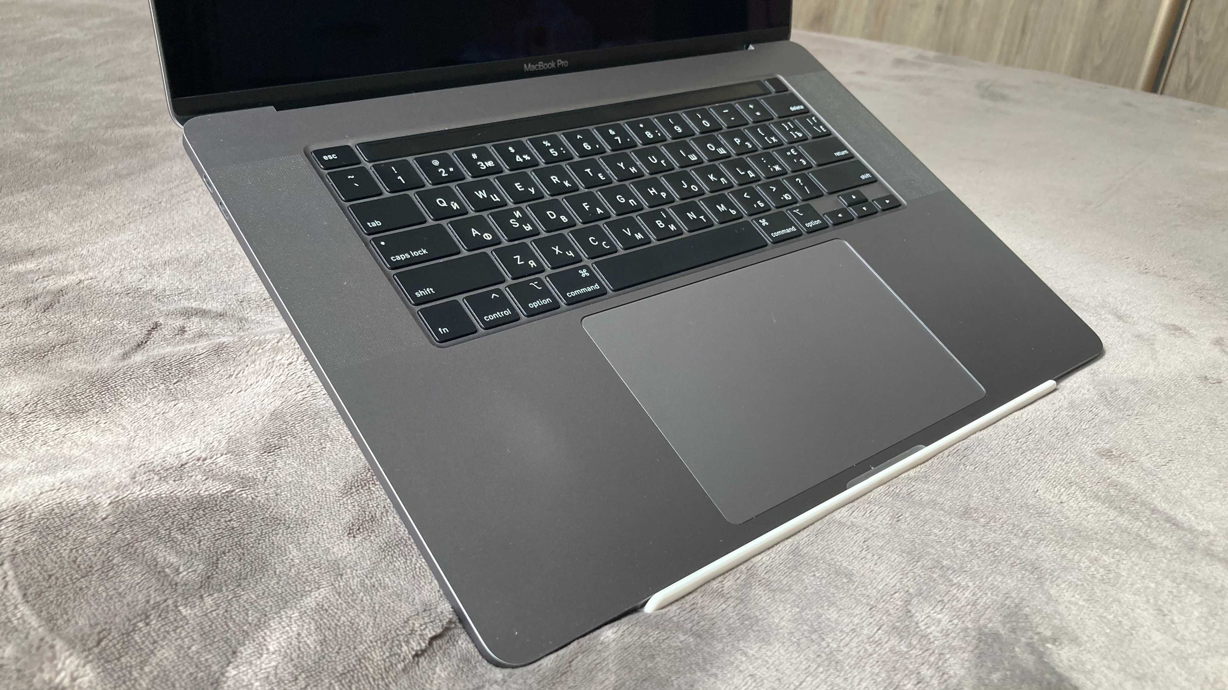 MacBook Pro 16" 2019 / i7 / 32Gb / 512Gb / 8Gb Pro 5500M (Z0XZ000W3)