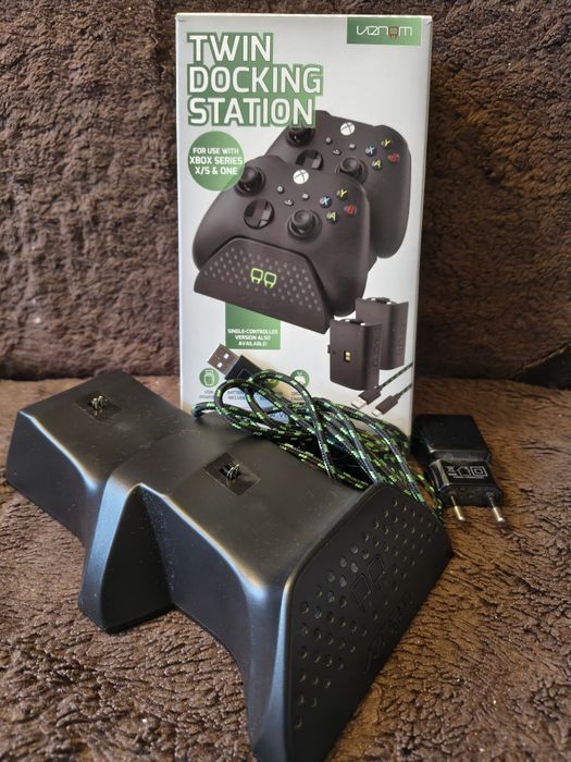 Słuchawki bezprzewodowe Xbox plus stacja ładująca pady do Xboxa