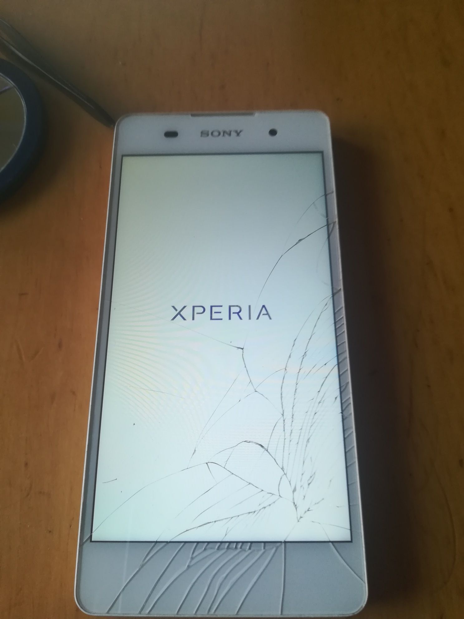 Smartfon Sony XPERIA E5 1,5 GB / 16 GB 4G (LTE) biały